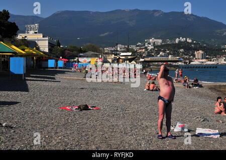Yalta, Ukraine, mai 2011. Les gens se détendre sur la plage de jour ensoleillé chaud. Banque D'Images