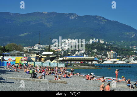 Yalta, Ukraine, mai 2011. Les gens se détendre sur la plage de jour ensoleillé chaud. Banque D'Images