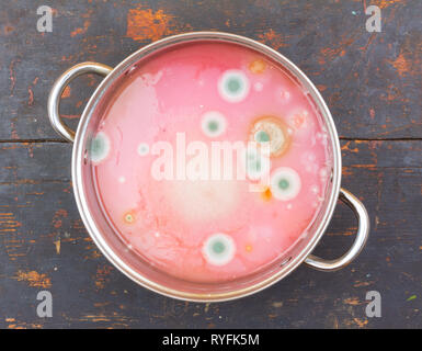 Gelée de cerises aigres et moisis dans une casserole, top view close-up Banque D'Images