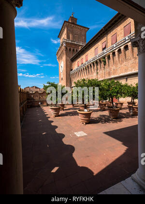 Patio de l'château d'Este à Ferrare, Italie avec une vue vers la tour du Lion Banque D'Images