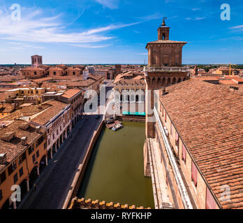 Vue depuis le château d'Este sur les douves vers la cathédrale de Ferrara, Italie Banque D'Images