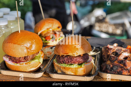 Street food hamburgers libre piscine à emporter stall Banque D'Images