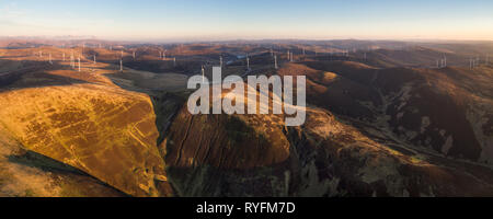 Panorama aérien montrant l'éolienne Parc éolien 206 Clyde dans lumière du soir. Banque D'Images