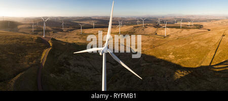 Panorama aérien montrant l'éolienne Parc éolien 206 Clyde dans lumière du soir. Banque D'Images