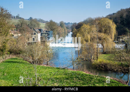 Une vue ensoleillée de la Avoncliff weir du Wingfield dans le Wiltshire UK. Vers la gauche est l'ancien moulin du nord au milieu d'être rénovées. Banque D'Images