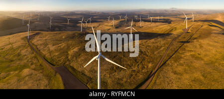 Panorama aérien montrant l'éolienne Parc éolien 206 Clyde dans lumière du soir. Banque D'Images