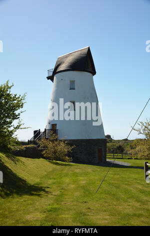 Le moulin restauré Melin Y Bont qui autrefois était à la fois un moulin à eau et moulin à vent près de conseil informatique sur Anglesey, au nord du Pays de Galles. Banque D'Images