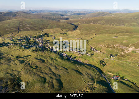 Image aérienne du village de Leadhills, sans doute l'Ecosse plus haut village, montrant les sites miniers historiques et de vieux arbres. Banque D'Images