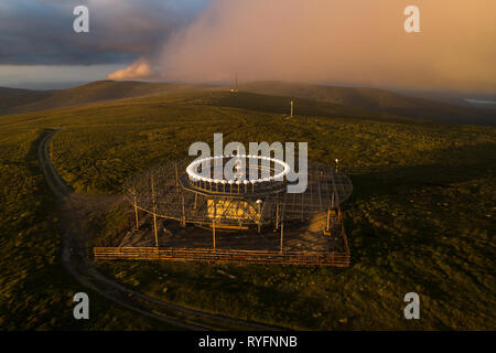 Image aérienne montrant le VOR/DME National Air Traffic Services balise sur le sommet d'un large droit, le deuxième point le plus élevé dans le sud de l'Écosse. Banque D'Images