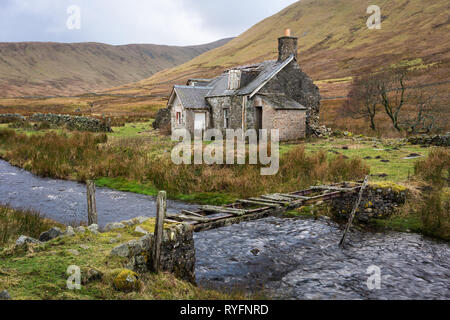 Un chalet traditionnel en raison du délabrement des bergers. L'emplacement est au cœur de la Southern Uplands et est très isolé avec aucune route d'accès. Banque D'Images