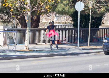 Girl roller dans la ville, en utilisant la piste cyclable à Séville, Espagne Banque D'Images