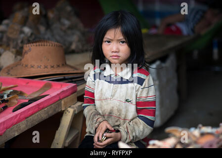 Portrait d'une belle fille vietnamienne d'une peu de village rural de Sapa avec expression triste et malheureux. Lao Cai, Vietnam Banque D'Images