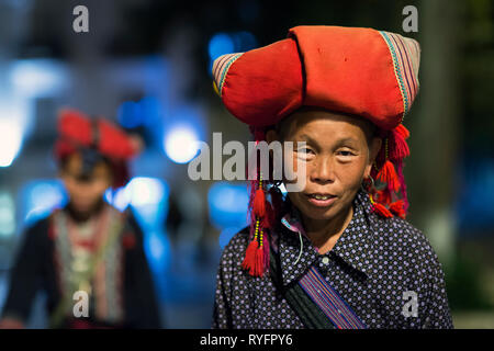 Dao rouge ethnique Femme à Bac Ha marché. Dao rouge groupe ethnique minoritaire de Sapa, SAPA, Vietnam Banque D'Images