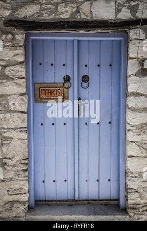 Vieille porte dans un village chypriote Banque D'Images