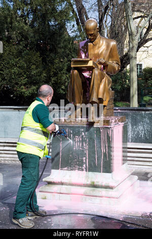 Nettoyage Workman peinture rose au large de la statue de Giardini Pubblici Indro Montanelli Indro Montanelli à Milan Italie Banque D'Images