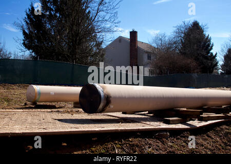 East Goshen, PA, USA - Mars 13, 2019 : La construction du pipe-line Mariner II est contiguë à la cour arrière de site d'une maison dans le comté de Chester, en Pennsylvanie. Banque D'Images