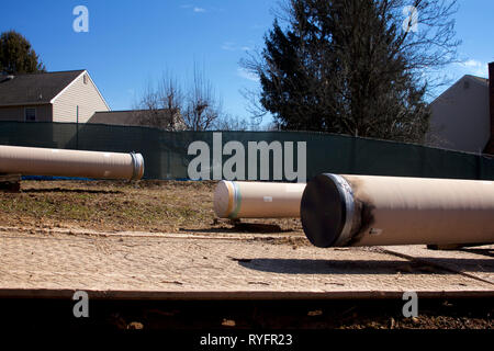 East Goshen, PA, USA - Mars 13, 2019 : La construction du pipe-line Mariner II est contiguë à la cour arrière de l'emplacement des maisons dans le comté de Chester, en Pennsylvanie. Banque D'Images