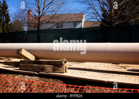 East Goshen, PA, USA - Mars 13, 2019 : La construction du pipe-line Mariner II est contiguë à la cour arrière de site d'une maison dans le comté de Chester, en Pennsylvanie. Banque D'Images