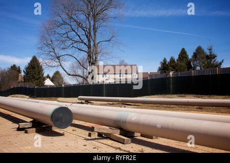 East Goshen, PA, USA - Mars 13, 2019 : La construction du pipe-line Mariner II est contiguë à la cour arrière de site d'une maison dans le comté de Chester, en Pennsylvanie. Banque D'Images