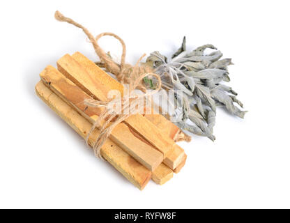 Palo santo, bâtonnets de bois saint avec sage isolé sur fond blanc. Banque D'Images