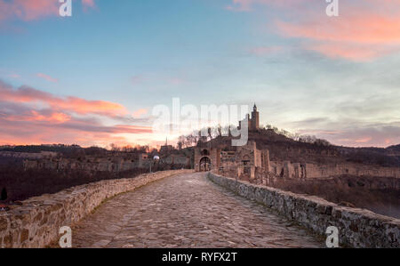 Belle vue panoramique sur la forteresse médiévale Tsarevets à Veliko Tarnovo, Bulgarie pendant le lever du soleil. La célèbre capitale historique. Panorama. Banque D'Images