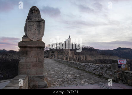 Belle vue panoramique sur la forteresse médiévale Tsarevets à Veliko Tarnovo, Bulgarie pendant le lever du soleil. La célèbre capitale historique. Panorama. Banque D'Images