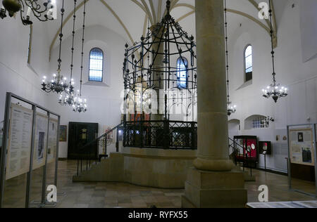 Cracovie, Pologne - 22 janvier 2019 : l'intérieur de l'ancienne synagogue juive orthodoxe dans le quartier de Kazimierz Banque D'Images