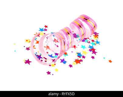 Confettis multicolores en forme d'étoiles et ruban rose avec des rayures d'or comme une spirale enroulée isolé sur fond blanc Banque D'Images