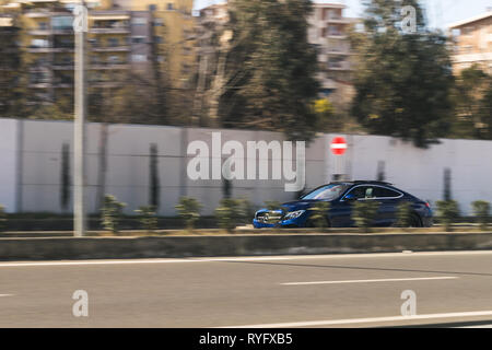 Tirana Albanie/‎March ‎-‎6, 2019 : Blue Mercedez Benz Classe C Coupé. Capturé à grande vitesse sur l'autoroute. Banque D'Images