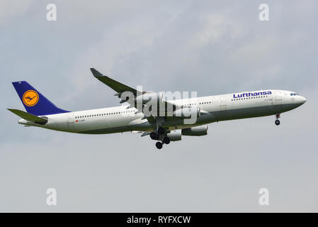 Bangkok, Thaïlande - 17 Sep 2018. Un avion Airbus A340-300 de la Lufthansa à l'atterrissage à l'aéroport Suvarnabhumi de Bangkok (BKK). Banque D'Images