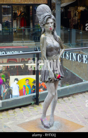 Statue de Amy Winehouse par Scott Eaton, Camden Market, Londres Banque D'Images