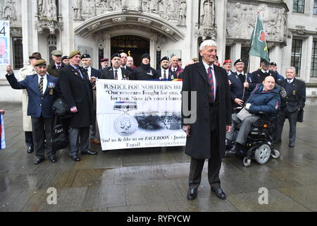 Veteran Dennis Hutchings arrive à la Cour suprême, Londres, pour la dernière audience de son défi contre la décision d'organiser son procès sur un incident en Irlande du Nord pendant les troubles sans jury. Il est accompagné à l'extérieur de la Cour suprême par les membres de la justice pour les anciens combattants et leur fondateur NI Alan Barry. Banque D'Images