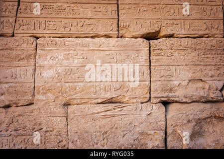 Sculptures hiéroglyphiques en ruines du temple de Karnak, Louxor, Egypte. Banque D'Images