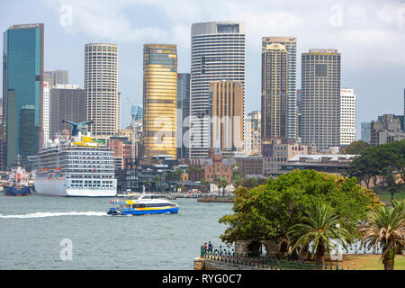 Sydney Circular Quay, bateau de croisière Carnival Legend, Manly fast ferry et le centre-ville de Sydney, Nouvelle Galles du Sud, Australie Banque D'Images