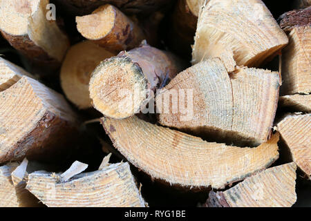 Pile de bois empilés. Ces journaux peuvent être utilisés pour une cheminée ou le chauffage d'une maison. Belle photo gros plan a été prise en Finlande. Image couleur. Banque D'Images