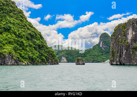 Le relief karstique dans la mer, la baie d'Halong - le patrimoine naturel Banque D'Images