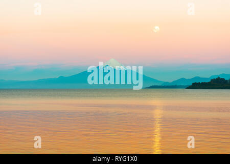 Moon Rising sur le lac LLanquihue et le volcan Osorno, X Region de Los Lagos, Chile Banque D'Images