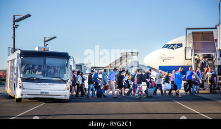 Johannesburg, Afrique du Sud, 28 février - 2019 : Les passagers sortir de bus de l'aéroport et en avion. Banque D'Images