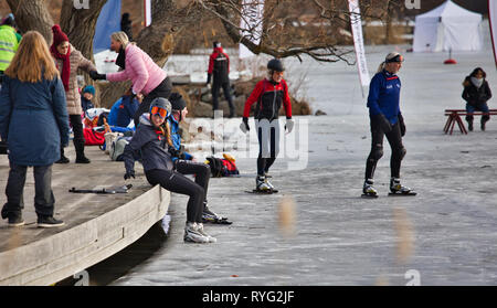 Patineurs sur le Lac Malaren pendant l'Sigtunarannet Vikingarannet, 2019 Sigtuna, Suède, Scandinavie Banque D'Images