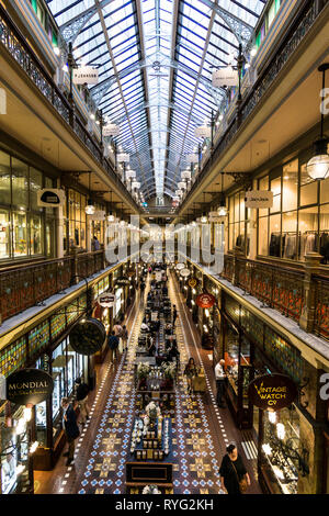 Sydney, Australie - 6 mai 2018 : Intérieur de la célèbre style victorien Strand Arcade, magasins et restaurants de luxe historique galerie dans le coeur Banque D'Images