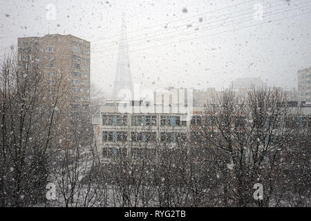 Moscou, Russie - 13 MAECH 2019 Shuhov's Tower et de l'école tempête de neige lourde et Banque D'Images