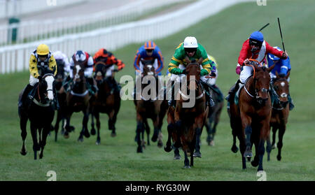 Envoi Allen monté par jockey Jamie Codd (à droite) sur la façon de gagner le bouclier Champion Weatherbys durant Mesdames Jour de la Cheltenham Festival 2019 à l'Hippodrome de Cheltenham. Banque D'Images