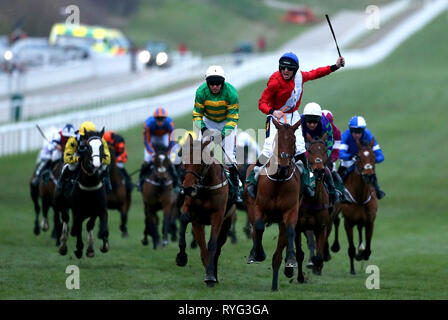 Envoi Allen monté par jockey Jamie Codd (à droite) sur la façon de gagner le bouclier Champion Weatherbys durant Mesdames Jour de la Cheltenham Festival 2019 à l'Hippodrome de Cheltenham. Banque D'Images