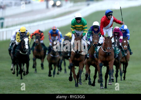 Envoi Allen monté par jockey Jamie Codd (à droite) sur la façon de gagner le bouclier Champion Weatherbys durant Mesdames Jour de la Cheltenham Festival 2019 à l'Hippodrome de Cheltenham. Banque D'Images