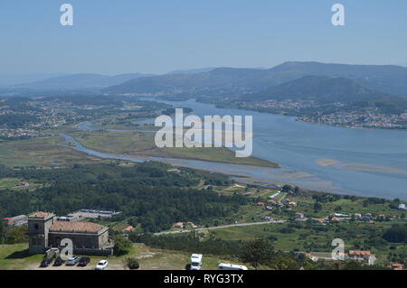 Vue sur le fleuve Miño, Maison Forestière et Village de Caminha Du Castro de Santa Tecla dans la protection. L'architecture, l'histoire, les voyages. Au Banque D'Images