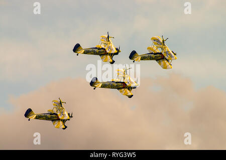 Complètement Aerosuperbatics Papillon wingwalkers display team volant en formation à Southend meeting aérien. Des biplans Boeing Stearman aile avec les marcheurs. Les femmes Banque D'Images