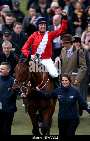 Jamie Jockey Codd (centre) célèbre remportant le bouclier de Champion Weatherbys sur Envoi Allen pendant Mesdames Jour de la Cheltenham Festival 2019 à l'Hippodrome de Cheltenham. Banque D'Images