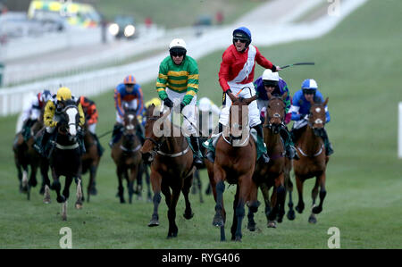 Jamie Jockey Codd (centre) célèbre remportant le bouclier de Champion Weatherbys sur Envoi Allen pendant Mesdames Jour de la Cheltenham Festival 2019 à l'Hippodrome de Cheltenham. Banque D'Images