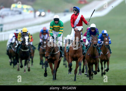 Jamie Jockey Codd (centre) célèbre remportant le bouclier de Champion Weatherbys sur Envoi Allen pendant Mesdames Jour de la Cheltenham Festival 2019 à l'Hippodrome de Cheltenham. Banque D'Images