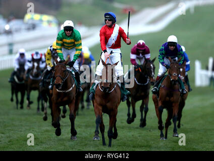 Jamie Jockey Codd (centre) célèbre remportant le bouclier de Champion Weatherbys sur Envoi Allen pendant Mesdames Jour de la Cheltenham Festival 2019 à l'Hippodrome de Cheltenham. Banque D'Images